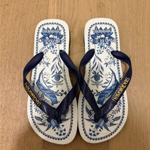 Havaianas x Farm Rio Blue and White Patterned Sandals sz US 5/6